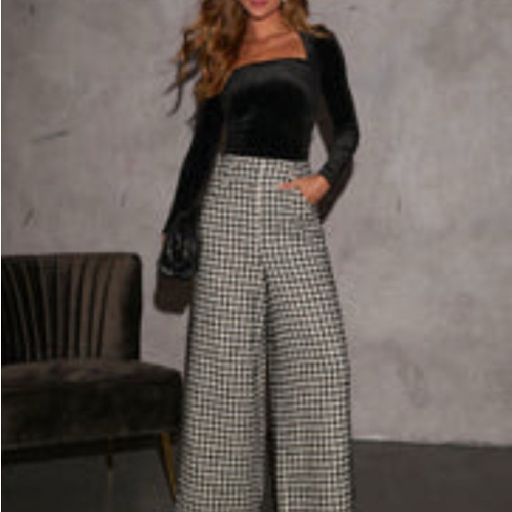 Elegant Black and White Women's wide leg pants. XS